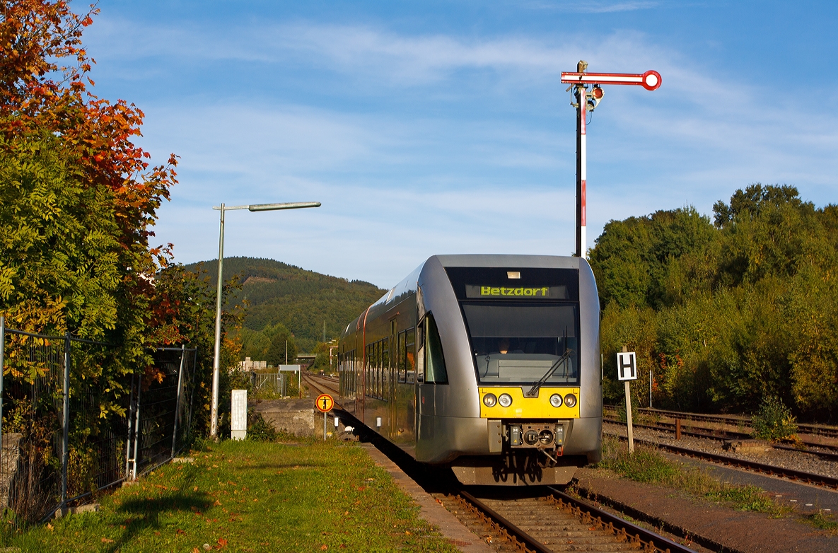 Ein Stadler GTW 2/6 der Hellertalbahn (Umlauf HTB90426) f�hrt am 03.10.2013 in den Bahnhof Herdorf ein. 

Er f�hrt als RB 96 (Hellertalbahn) Dillenburg-Haiger-Burbach-Neunkirchen-Herdorf-Betzdorf/Sieg, �ber die gleichnamentliche Strecke Hellertalbahn (KBS 462).