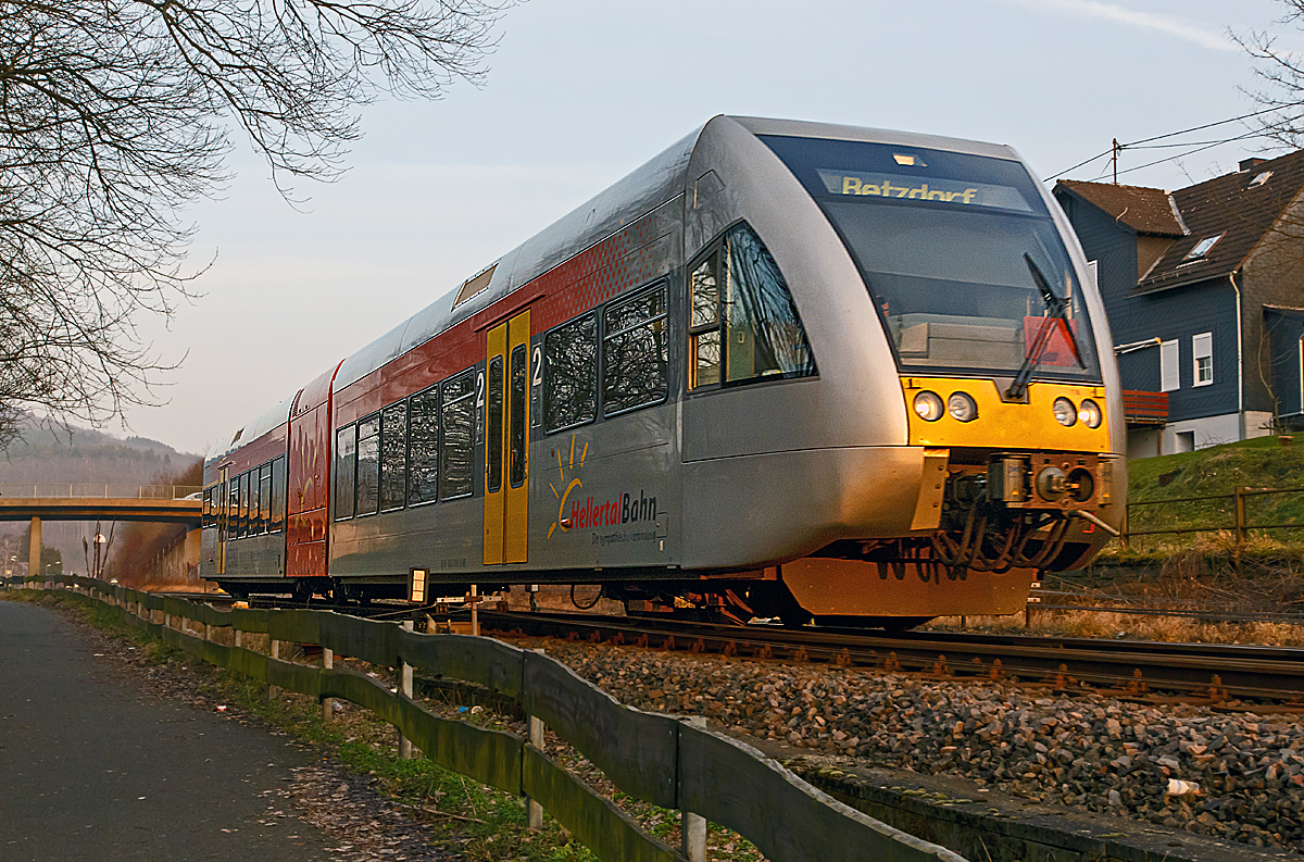 
Ein Stadler GTW 2/6 der Hellertalbahn fährt am 13.02.2015 als RB 96  Hellertalbahn  die Verbindung Dillenburg-Haiger-Burbach-Neunkirchen-Herdorf-Betzdorf/Sieg und erreicht gleich den Bahnhof Herdorf.