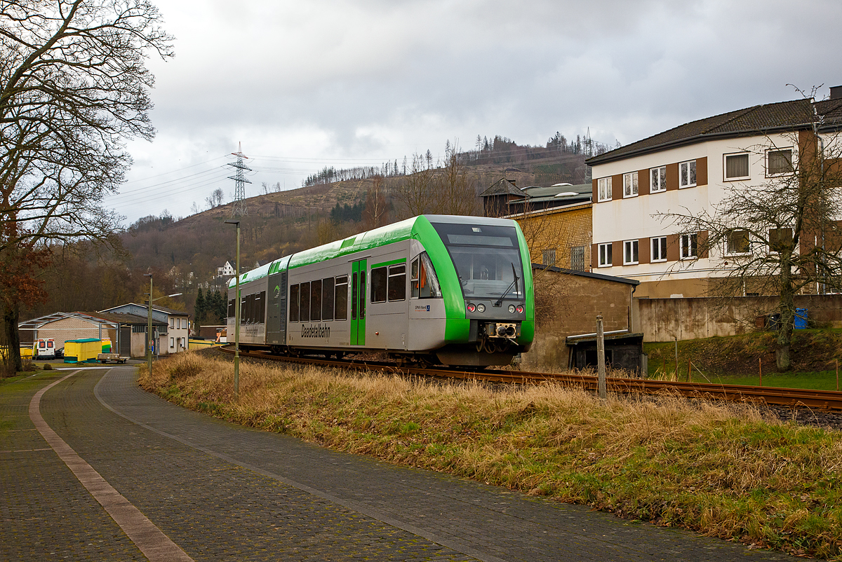 Ein Stadler GTW 2/6 der WEBA Westerwaldbahn des Kreises Altenkirchen GmbH (ein ex VT der Hellertalbahn) fährt am 07.02.2022, als RB 97  Daadetalbahn   (Betzdorf/Sieg – Daaden), vom Hp Alsdorf weiter in Richtung Daaden. 

Die Bahnstrecke Betzdorf–Daaden (Daadetalbahn) ist eine 9,9 km lange eingleisige Nebenbahn von Betzdorf an der Sieg nach Daaden im Westerwald. Sie wird DB Kursbuchstrecke (KBS) 463 geführt.

Nachdem die Deutsche Bundesbahn den Personenverkehr am 2. Oktober 1993 eingestellt hatte, wurde am 31. Mai 1995 zwischen dem Land Rheinland-Pfalz, dem Landkreis Altenkirchen (Westerwald), der Verbandsgemeinde Daaden, der Westerwaldbahn GmbH und der Deutschen Bahn AG ein Vertrag mit dem Ziel der Wiederaufnahme des Personenverkehrs durch die Westerwaldbahn GmbH geschlossen. Die Strecke wurde von der Deutschen Bahn AG komplett saniert und danach der Westerwaldbahn GmbH übereignet.
