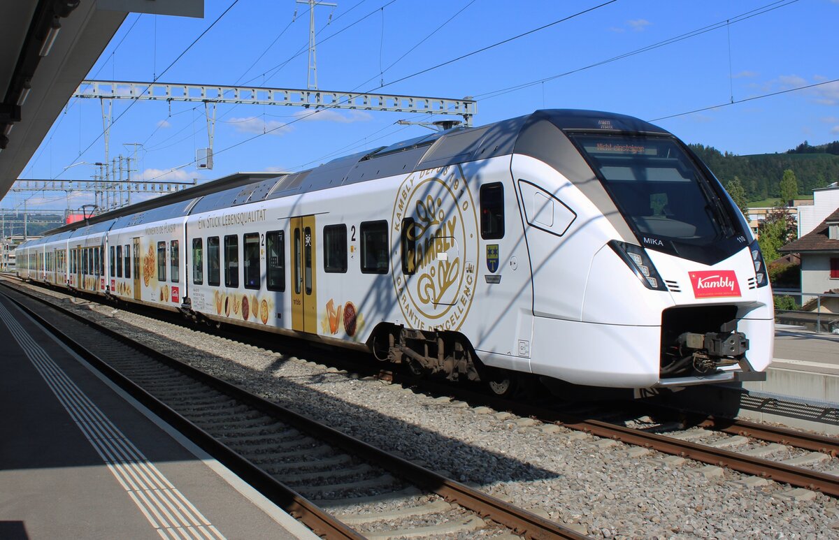 Ein Stück Lebensqualität steht am 18 Mai 2025 mit Kambly-Triebzug BLS 528 110 in Konolfingen.