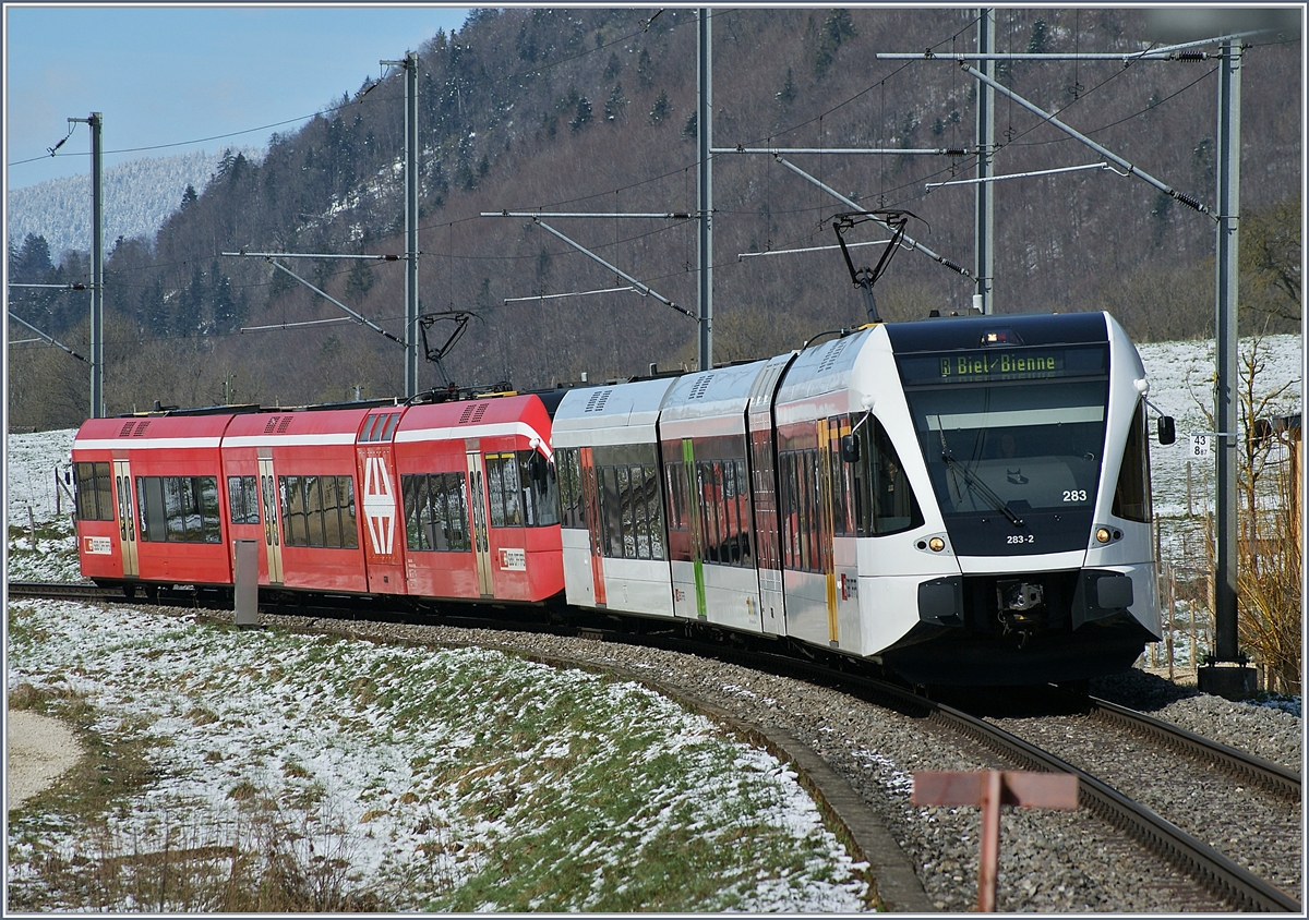 Ein  Thurbo  und ein roter (ex RM) GTW RABe 2/8 erreichen als Reginalzug 7319 nach Biel/Bienne, von Moutier (Spitze) und La Chaux-de-Fonds (Schluss) kommend, La Heutte. 
5. April 2019