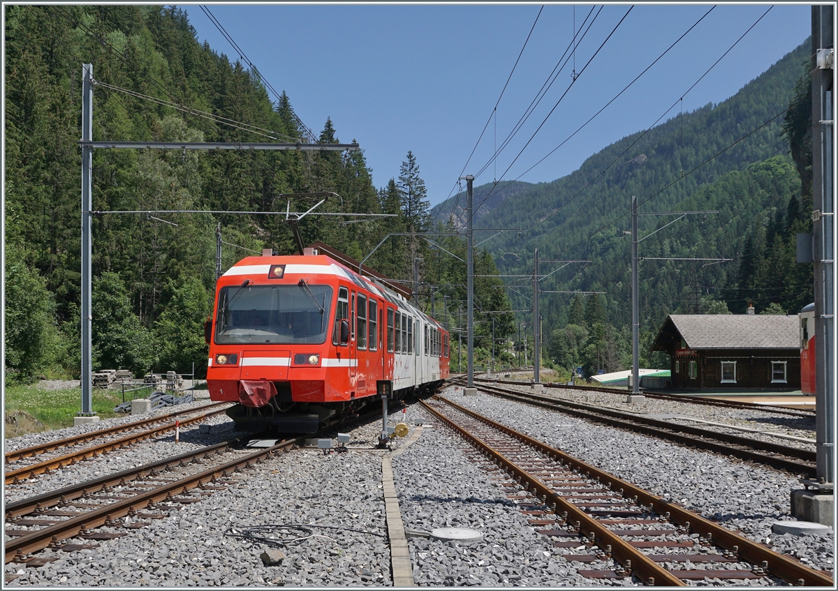 Ein TMR BDeh 4/8 Triebzug erreicht auf seiner Fahrt von Martigny nach Vallorcine den Grenzbahnhof Châtelard Frontière.

20. Juli 2021