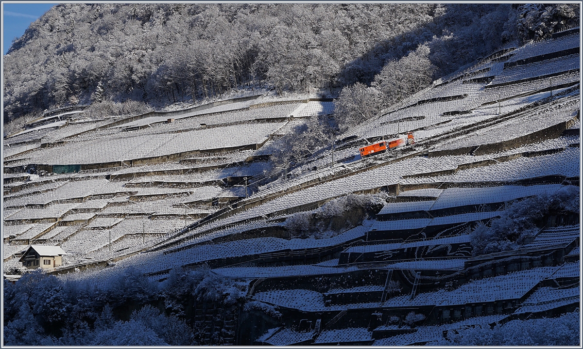 Ein TPC Schneer�umungszug ist auf der A-L Strecke in den verschneiten Rebbergen oberhalb von Aigle auf Bergfahrt. 

29. Jan. 2019