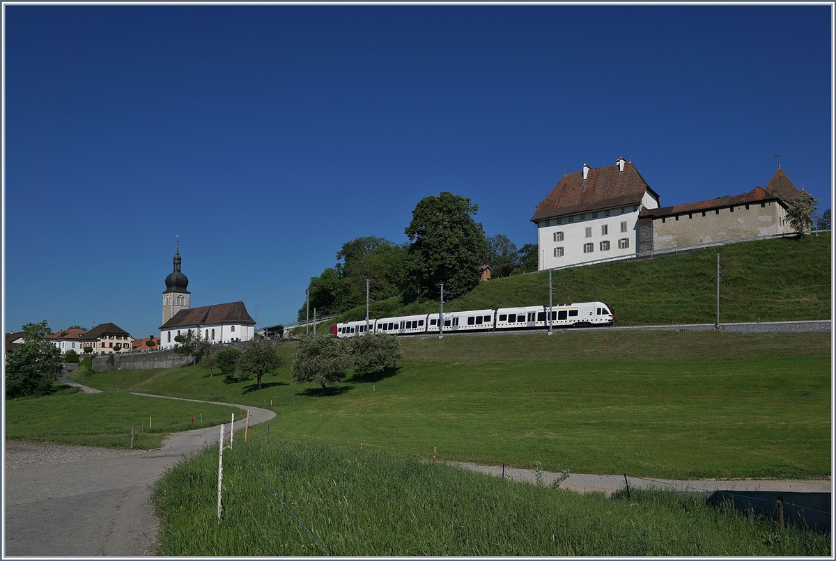 Ein TPF RABe 527 195 als RE auf der Fahrt von Bulle in Richtung Fribourg kurz vor der Dienststation Vaulruz. die früher, als hier noch Züge anhielten Vaulruz Nord hiess. Allem Anschein nach sollen aber die Zwischenhalte zwischen Romont und Bulle wieder eröffnet werden. 

19. Mai 2020