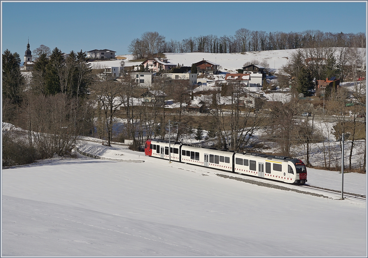 Ein TPF Regionalzug bestehend aus einen neuen  SURF  Pendelzug zwischen Châtel-St-Denis und Remaufens.

16. Februar 2019