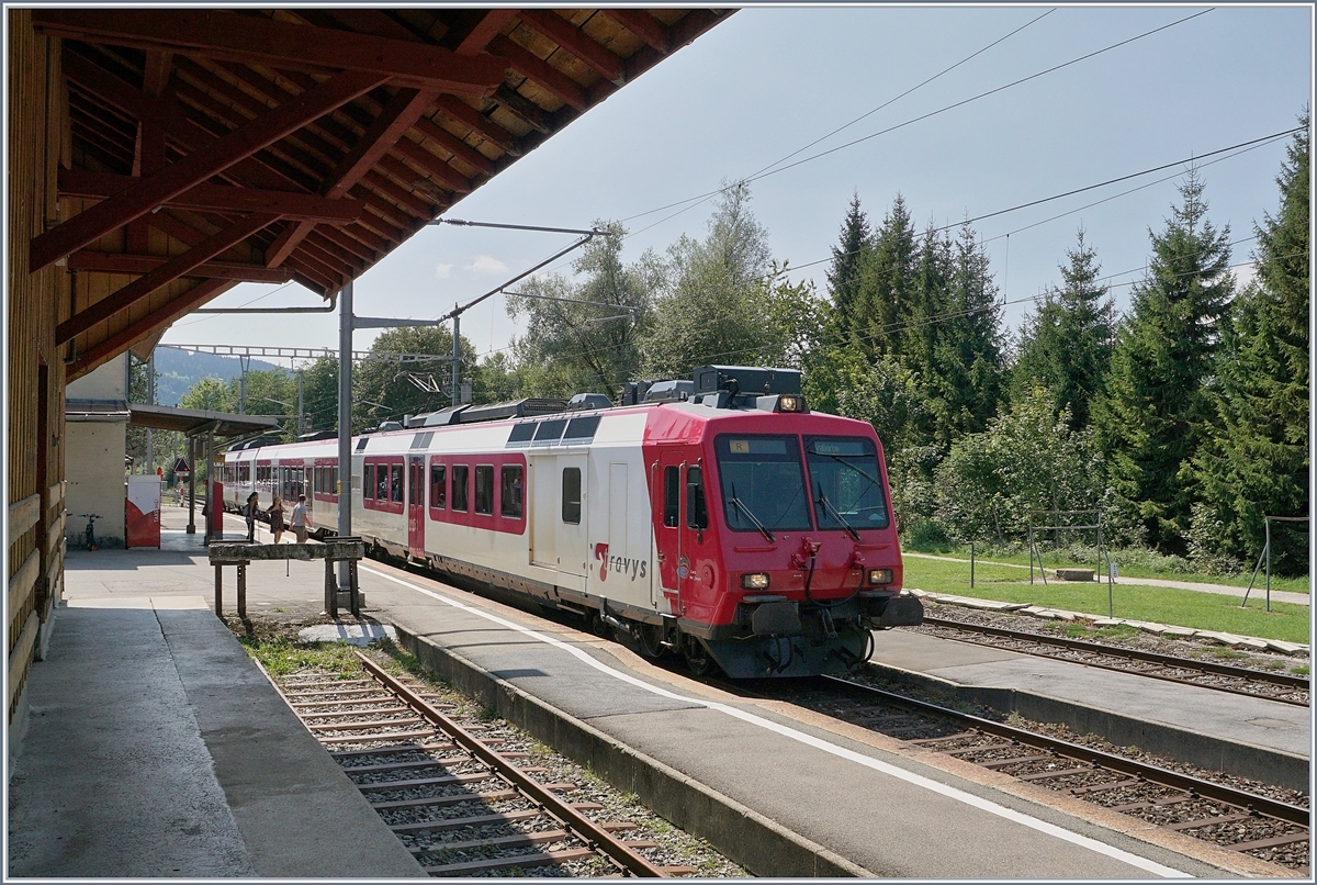 Ein TRAVYS RBDe 560  Domino  nach Vallorbe beim Halt in Le Pont. 

28. Aug. 2018