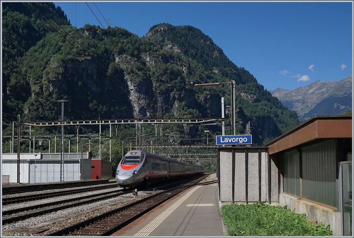 Ein Trenitalia FS ETR 610 als EC auf der Fahrt von Zürich nach Milano bei der Durchfahrt in Lavorgo.
7. Sept. 2016