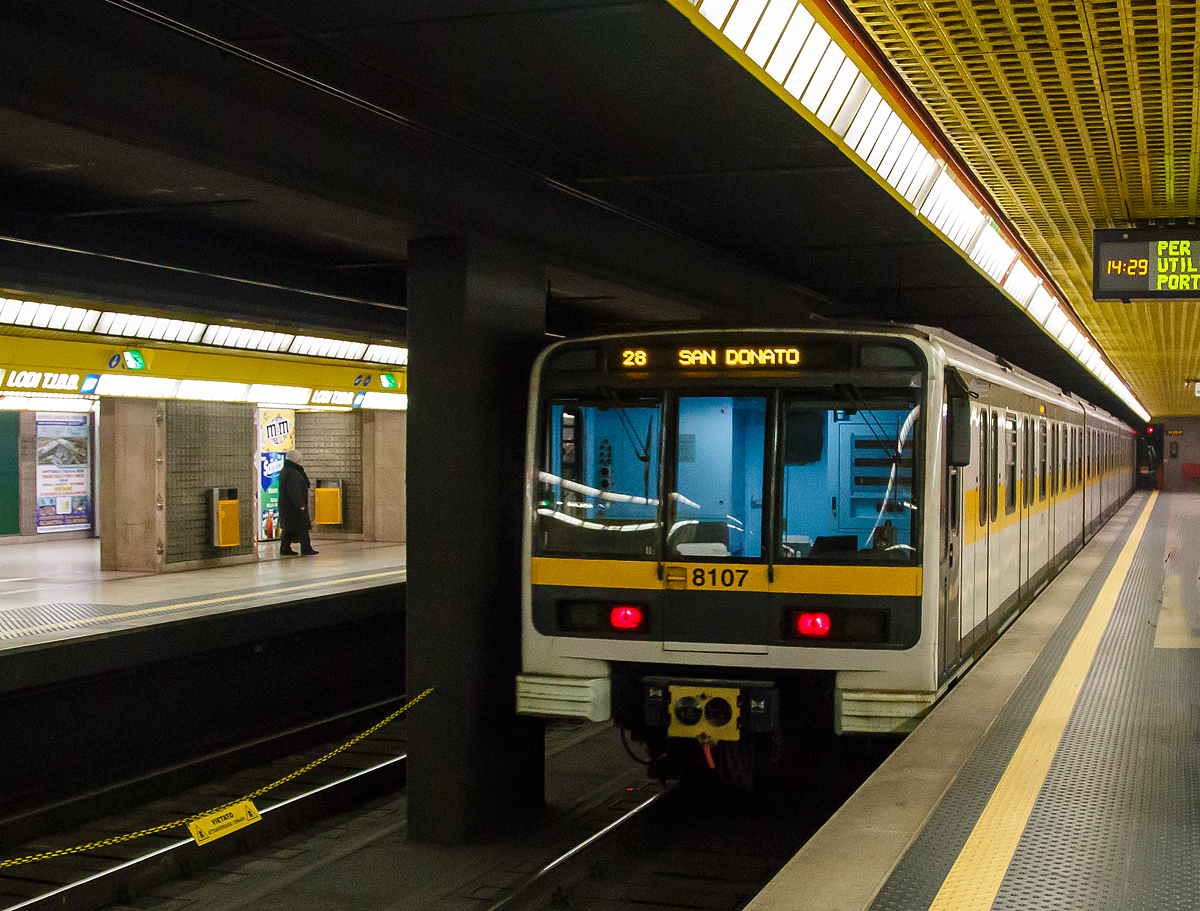 Ein Triebzug der Serie 8100 der U-Bahn Mailand (Metropolitana di Milano) als Linie M3 (Gelbe Linie) nach San Donato, am 28.12.2015 in der Station Duomo (Dom).

Die Triebzüge der Serien 8000 und 8100 verkehren auf der Linie 3 der Mailänder U-Bahn. Sie wurden von 1989 bis 2004 in zwei separaten Losen (in drei Serien unterteilt) gebaut und verkehren seit ihrer Eröffnung im Jahr 1990 auf der Linie 3.

Die Metropolitana di Milano ist das U-Bahn-System der zweitgrößten italienischen Stadt Mailand. Im November 1964 als zweite italienische Metro eröffnet, bildet das von der ATM Milano betriebene normalspurige Schienenverkehrsmittel mit vier Linien neben der S-Bahn das städtische Schnellverkehrsnetz. Charakteristisch für das Mailänder U-Bahn-System ist die linienabhängige Nutzung von Stromschiene oder Oberleitung.

Die M2 und M3 wird über Oberleitung mit 1,5 kV DC (Gleichstrom) betrieben. Die Linien M1 und M5 nutzt eine seitliche Stromschiene mit 750 V DC (Gleichstrom).

Die Triebzüge (Kurzzug) der Serien 8000 und 8100 sind dreiteilig und bestehen jeweils aus zwei angetriebenen Steuerwagen und einem antriebslosen Mittelwagen. 

TECHNISCHE DATEN:
Baujahre: 	1989-1990 (40 Stück) und 2003-2004 (5 Stück der Serie 8100)
Spurweite: 1.435 mm
Achsformel: Bo'Bo' + 2'2' + Bo' Bo'
Länge: 3 x 17.500 mm
Drehzapfenabstand: 11.100 mm
Achsabstand im Drehgestell: 2.150 mm
Eigengewicht: 81,3 t (2 x 29,5 t + 22,3 t)
Sitzplätze:	104
Stehplätze: 550
Leistung: 2.080 kW (4 x 130 kW je Drehgestell)
Höchstgeschwindigkeit: 90 km/h
Stromsystem: 1500 V DC (=) über Oberleitung
