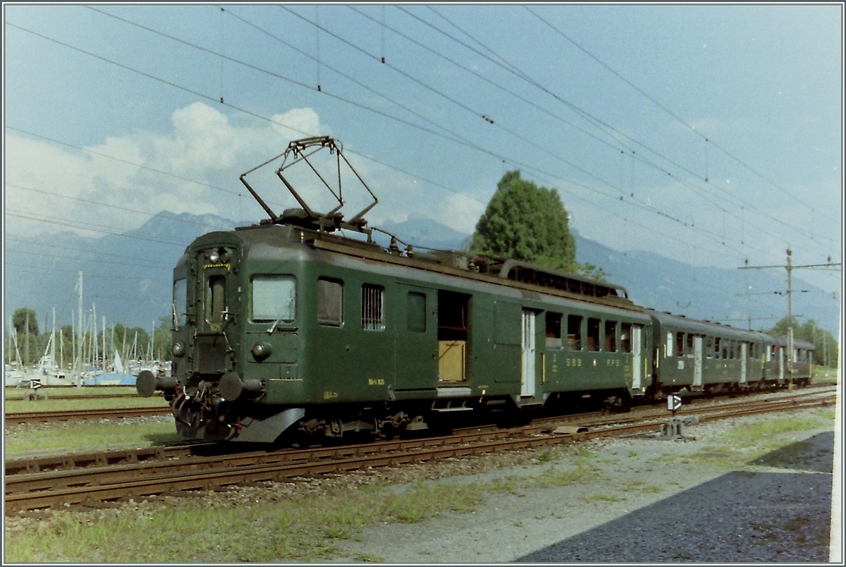 Ein typische Nebenbahnregionalzug vor dreissig, vierzig Jahren: BDe 4/4, B und Bt.
Als diese Bild am 21. Juli 1994 in Le Bouvert aufgenommen wurde, waren jedoch diese Z�ge schon nicht mehr so weit verbreitet.
BDe 4/4 1625 mit einem Leichstahl B und Bt als Regionalzug Monthey - St-Gingolph (Suisse) - Monthey.