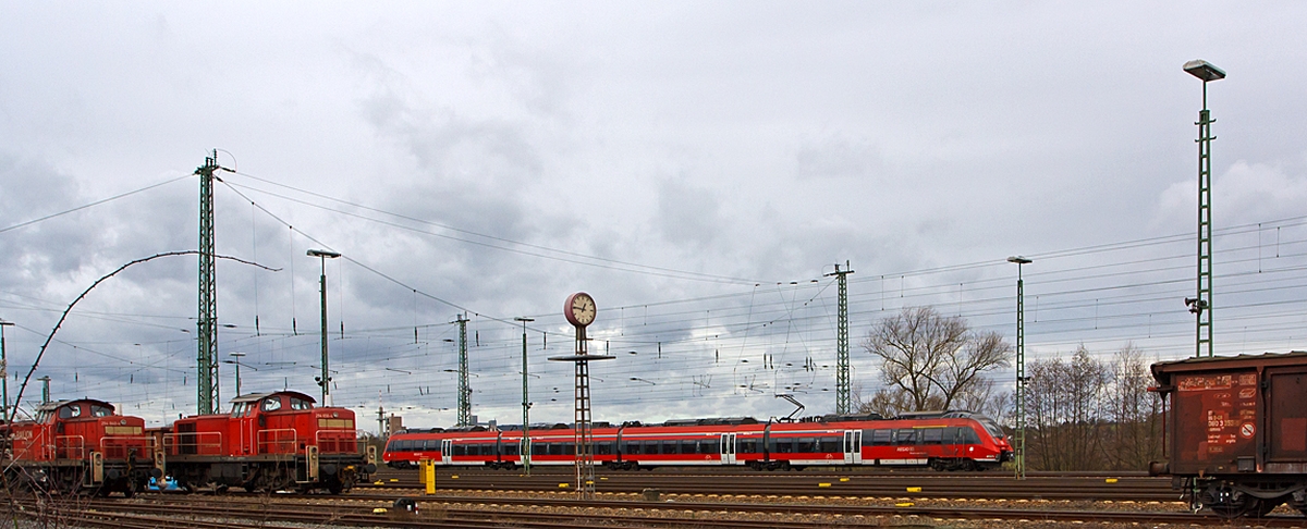 Ein vierteiliger Bombardier Talent 2 (442 2xx / 442 7xx) der DB Regio als SE 40 Mittelhessen-Express (Frankfurt Hbf - Friedberg - Butzbach - Gießen - Wetzlar - Herborn - Dillenburg) am 15.02.2014 kurz vor der Einfahrt in den Bahnhof Wetzlar.

Links stehen (abgestellt) die 294 840-4 (ex DB 290 340-9)  und 294 656-4 (ex DB 290 156-9), zwei remotoriesierte V 90, der  DB Schenker Rail Deutschland AG
