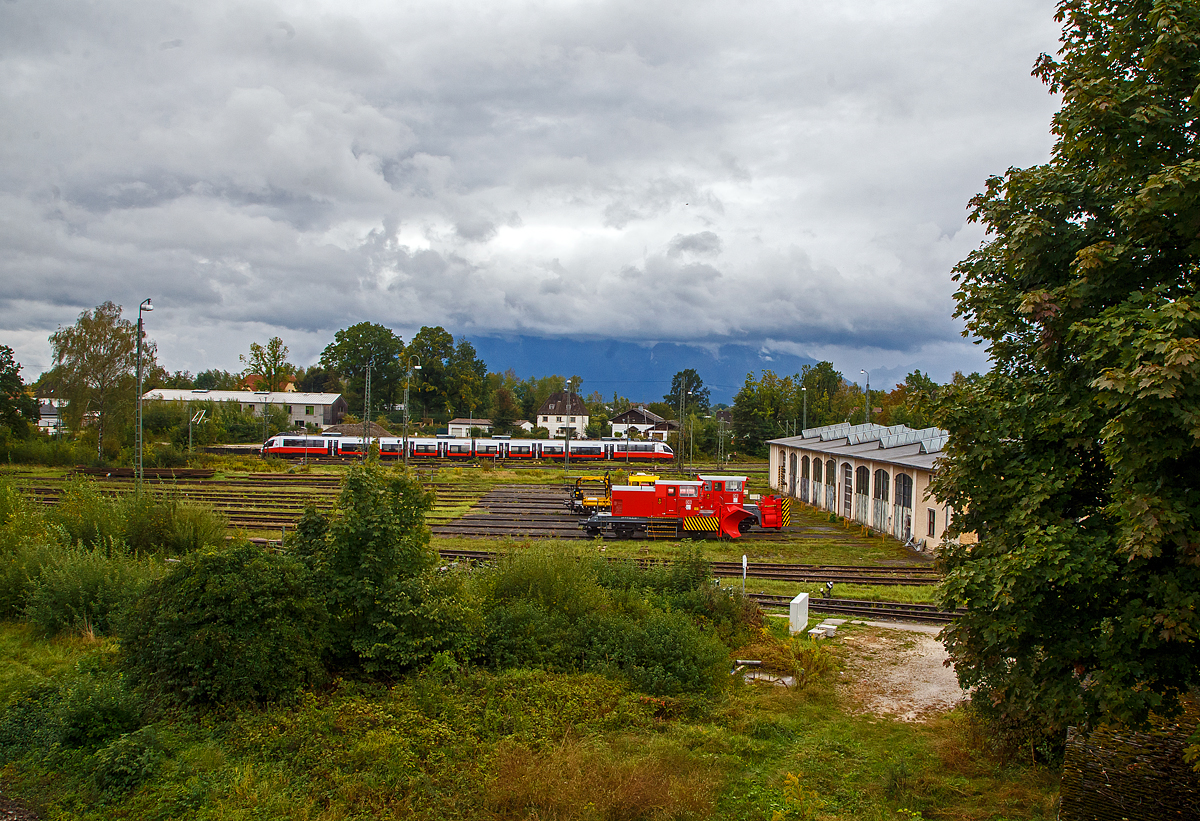 Ein vierteiliger Elektrotriebzug der �BB Reihe 4024 vom Typ Bombardier TALENT (Talbots leichter Nahverkehrs-Triebwagen) vom Salzburger Verkehr, als S3 der S-Bahn Salzburg die Verbindung Bad Reichenhall – Freilassing – Salzburg, und erreicht nun am 11.09.2022 den Bahnhof Freilassing. Seit 2006 ist die Strecke in die S-Bahn Salzburg integriert und wird von den Z�gen der Linie S3 (Salzburg nach Bad Reichenhall) und S4 (Freilassing – Berchtesgaden) im Stundentakt befahren. In Deutschland wurden die Z�ge von deutschem Personal gef�hrt.

Vorne abgestellt ein Schneepflug der Bauart 851, eine Schneeschleuder der Bauart 832 und dahinter ein GAF.