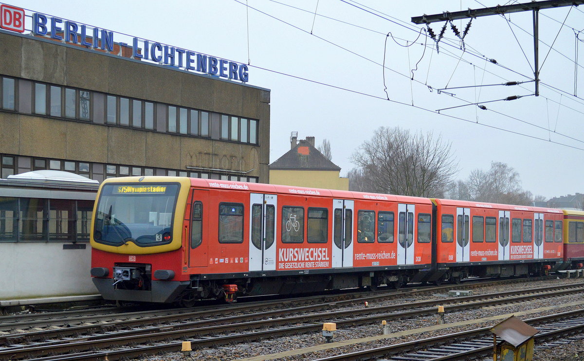 Ein Viertelzug der Berliner S-Bahn (481 113-9/482 113-8) mit einer neuen Werbefolie (Kampangne des DGB) am 25.01.17 auf der Linie S75 Richtung Olympiastadion, Ausfahrt Bf. Berlin-Lichtenberg.