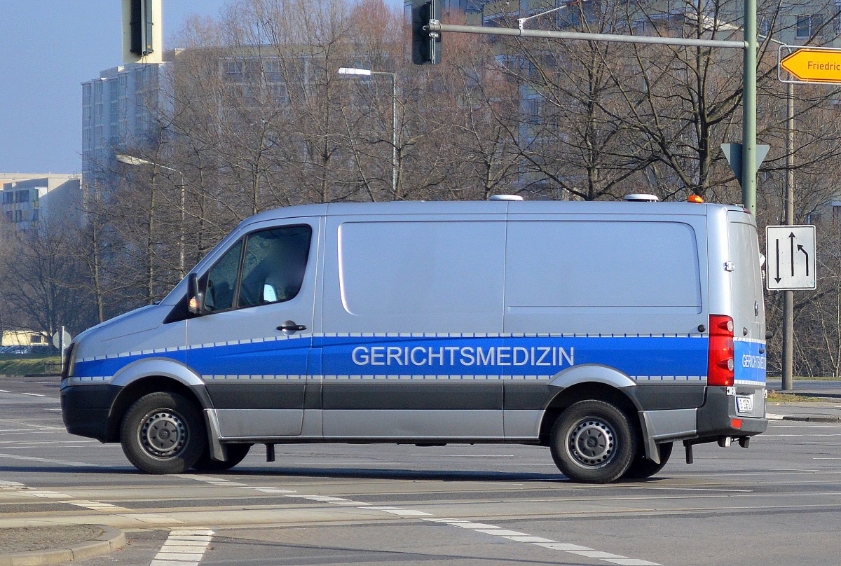 Ein VW Crafter der Berliner Gerichtsmedizin am 09.03.16 Berlin-Marzahn.