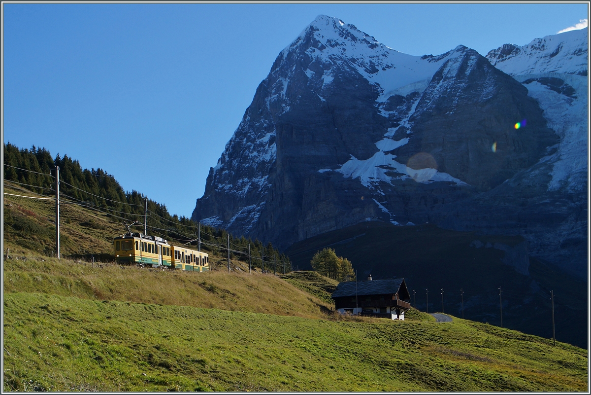 Ein WAB Regionalzug kurz vor der Station Wengeneralp. Im Hintergrund die mächtige Eiger- Nordwand.
9. Okt. 2014