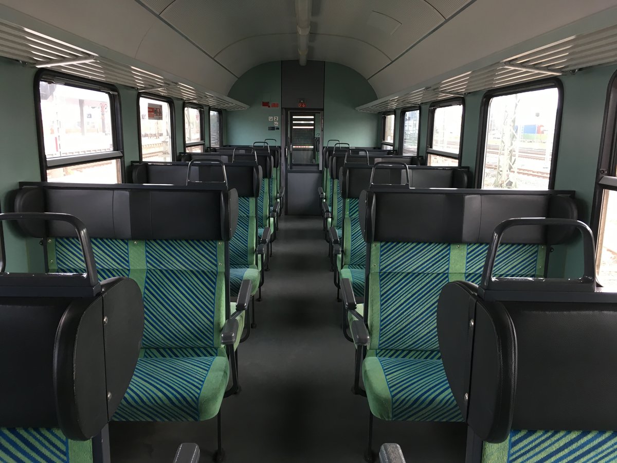 Ein Wagen den man so heutzutage nicht mehr oft findet:

Ein Bnrz 452.0 mit originalen OFV Sitzen, keine Glastrennwände und noch ein Fallrohr WC.

22-34 569 ist seine Nummer und ist im Fuhrpark von Ludwigshafen am Rhein vorhanden.

Seine 1. Fristverlängerung hat er schon erhalten und zwar bis 01.08.17

So konnte ich ihn am 10.04.17 in der Rb 38855 nach Karlsruhe finden.