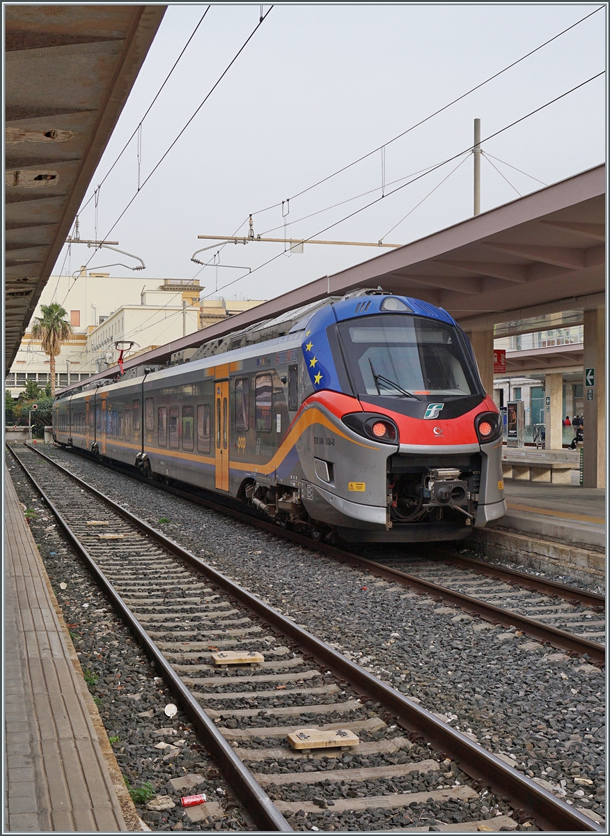 Ein weiterer FS Trenitalia  POP  ETR 104, der ETR 104 008, doch das Bild soll auch etwas vom Bahnhof von Palermo Centrale vermitteln, wie zum Beispiel die Bahnsteigdächer und als Kontrast die Palme am Bahnsteigende im Hintergrund.  

5. März 2026   