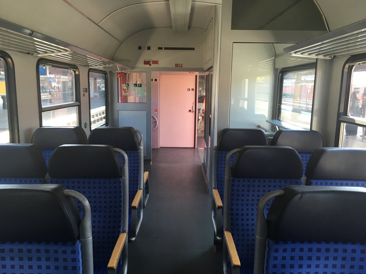 Ein Wittenberger Stw. (50 80 80-34 303) mit der Inneneinrichtung im S-H Design mit behinderten gerechten WC und Getränkeautomat.

25.03.17 Re 22341 Ulm - Sigmaringen.