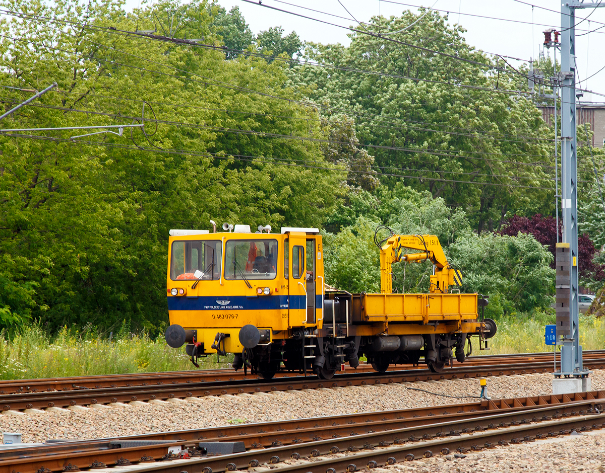
Ein ZNTK Stargard WM-15  (9 483 076-7), ein Gleiskraftwagen der PKP Polskie Linie Kolejowe S.A. (PKP PLK) hat am 26.06.2017 gerade den Bahnhof Warszawa Gdańskain (in Warschau) durchfahren. 

Der WM-15A hat eine nach zwei Seiten kippbare Ladeplattform in der Abmessung 6.100 mm x 2.600 mm, mit  8 m� Fassungsverm�gen bzw. f�r 15 t Nutzlast. Er ist mit einem hydraulischen Kran mit einer Tragkraft von bis zu 1,5 t ausgestattet. 
Von den Fahrzeugen wurden zwischen 1977 bis 1998 von ZNTK Stargard (Zakłady Naprawcze Taboru Kolejowego in Stargard in Pommern) 555 Fahrzeuge gebaut. 

TECHNISCHE DATEN: 
Spurweite: 1.435 mm 
Anzahl der Achsen: 2 
L�nge �ber Puffer: 12 450 mm
Breite: 2. 800 mm
H�he: 3.360 mm
Achsabstand: 5.850 mm
Raddurchmesser (neu):  920 mm
Dienstgewicht : 20 t
Motor: WSK Mielec 6-Zylinder-Dieselmotor vom Typ SW680 / 123
Nennleistung: 147 kW (200 PS)
H�chstgeschwindigkeit:  80 km/h
Bremsanlage: Oerlikon