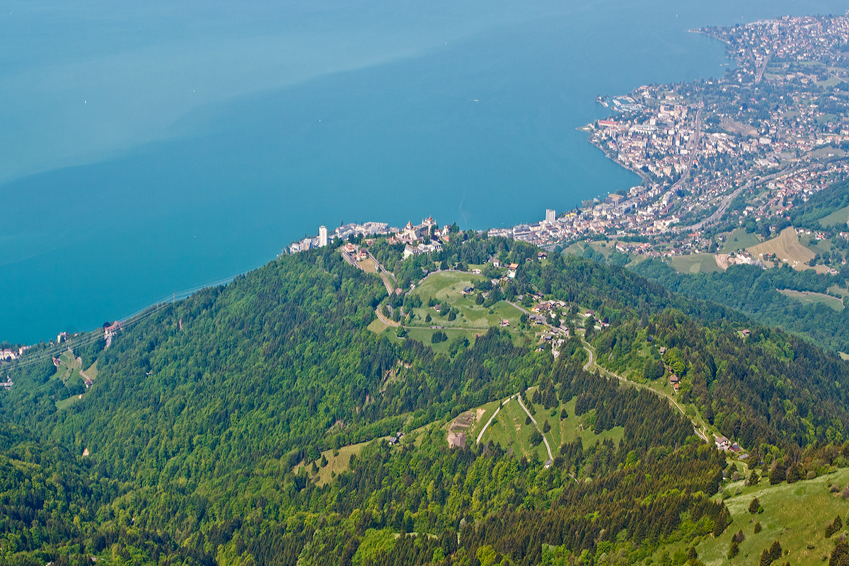 
Ein Zug Suchbild: Blick vom Gipfel des Rochers-de-Naye, hoch über dem Genfersee, am 26.05.2012. 
Der Triebwagen Bhe 4/8 303 Villeneuve befindet sich auf der Bergfahrt.