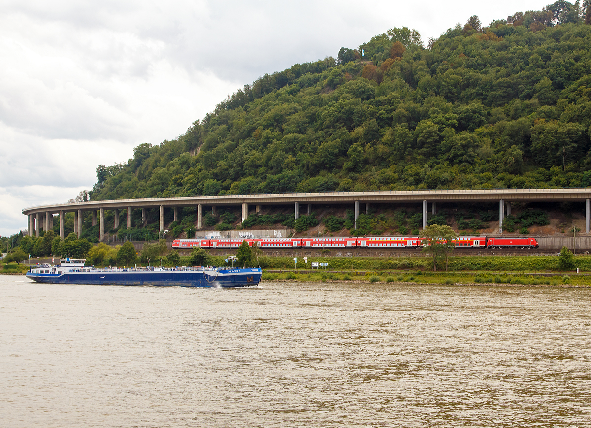 
Eine 146er zieht am 30.07.2017 mit Regionalzug, auf der linken Rheinstrecke kurz hinter Andernach in Richtung Norden (Rheinabwärts).