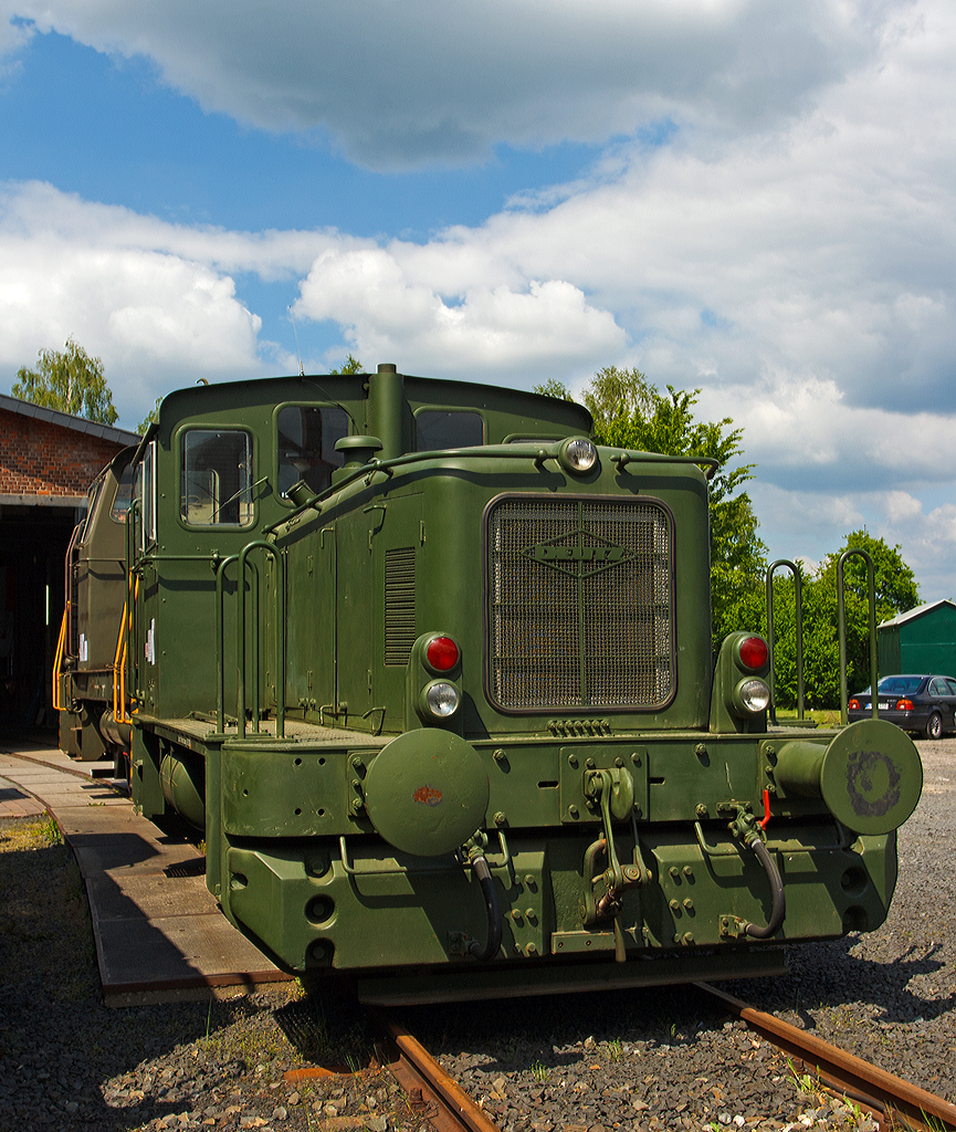 
Eine andere Ansicht von der ....

Deutz 57513 - eine DEUTZ  KS 230 B Diesellokomotive ehemals der Bundeswehr, am 18.05.2014 ausgestellt beim Erlebnisbahnhof Westerwald der Westerw�lder Eisenbahnfreunde 44 508 e. V. hier war Museumstag. Die Lok ist Eigentum vom Milit�rhistorisches Museum Dresden und eine Leihgabe an die Eisenbahnfreunde. In der Lokstation Westerburg findet man eine einzigartige Spezialsammlung von Schienenfahrzeugen der Bundeswehr.