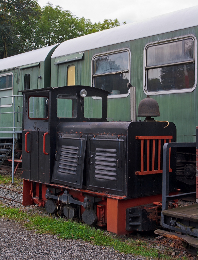 
Eine andere Ansicht von der LKM 248646, Typ Ns2f, 600 mm Diesel-Feldbahnlok am 26.08.2013 beim Zughotel Wolkenstein (Sachsen).

Ein paar Worte zum Lokomotivbau Karl Marx in Babelsberg:
Der VEB Lokomotivbau Karl Marx Babelsberg (LKM) war der bedeutendste Hersteller von dieselbetriebenen Feldbahnlokomotiven in der ehemaligen DDR und ging aus dem Werk der Maschinenbau und Bahnbedarf Aktiengesellschaft, vormals Orenstein & Koppel in Berlin, hervor. 1948 erfolgte die Eingliederung in die VVB LOWA (mit dem Kürzel LOWA wurde die 1945 gegründete Vereinigung Volkseigener Betriebe des Lokomotiv- und Waggonbaus der DDR bezeichnet). Das 1950 gestartete Dieselloktypenprogramm beinhaltete zahlreiche schmalspurige Varianten. Der VEB LKM existierte bis zum Ende der DDR im Jahr 1990 und wurde 1992 nach Umwandlung in eine GmbH und der darauf folgenden »Abwicklung« geschlossen. Heute befindet sich auf dem ehemaligen Werksgelände des LKM in Potsdam ein Gewerbepark.
