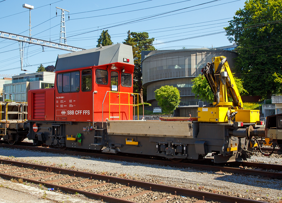 Eine angestellte „Ameise“......
Der Bautraktor bzw. das Baudienstfahrzeug SBB Tm 234 008-1 ist am 07.06.2015 beim Bahnhof Z�rich-Tiefenbrunnen abgestellt.

Der Tm 234 �Ameise� ist ein zweiachsiger Bautraktor der Schweizerischen Bundesbahnen (SBB) und einiger Privatbahnen. Er wurde ab 1997 vom Konsortium Stadler Rail / Bombardier Transportation / Winpro / ADtranz hergestellt. Die letzte Serie wurde von der Stadler Winterthur AG (ehemals Winpro AG) gebaut und 2007 ausgeliefert. Insgesamt wurden ein Prototyp und 132 Serienfahrzeuge gebaut. Die „Ameise“  Tm 234 008-1 wurde im Jahr 2000 gebaut, das Chassis von Adtranz unter der Fabriknummer  5756 und das F�hrerhaus von Stadler unter der Fabriknummer 425.

Die �Ameise� basiert auf einem Grundfahrzeug, welches sowohl mit Ladebr�cke und Ladekran f�r den Gleisblau als auch mit einem Hebe- Korb f�r den Fahrleitungsbau und Unterhalt Infrastruktur ausger�stet werden kann. Der SBB Tm 234 008-1hat einen 4t-Palfinger-Ladekran PK9001. 

Der Hauptmotor ein 12-Zylinder-MTU-Dieselmotor entwickelt eine Leistung von 550 kW, welche er �ber ein Hydrostatiksystem auf vier Fahrmotoren abgibt. Die maximale Anfahrzugkraft liegt bei 81 kN. Der Traktor kann �ber eine Funkfernbedienung rangiert werden ( Arbeitsbetrieb ). Es gibt drei verschiedene Betriebsarten: Streckenbetrieb (H�chstgeschwindigkeit 80 km/h); Arbeitsbetrieb (ca. 27 km/h); Kranbetrieb (ca. 5 km/h). Die maximale Zuladung von Material auf der Ladebr�cke betr�gt 7 Tonnen. Zur Unterst�tzung und Beleuchtung ist eine Notstromgruppe mit einer Leistung von 15 kW montiert. 

Weitere Technische Merkmale:
Diesel-Russpartikelfilter Mobiclean S Typ FS 9/400, sowie Katalysator SCR-System zu Mobiclean (Abgasreinigungsanlage zur Reduktion von Stickoxide) aus Platzgr�nden im Dachaufbau untergebracht.
Kranbedienung und Fahrzeugverschiebung mittels Kran-Funkfernsteuerung
Fahrzeug ist mit 2 F�hrerpulten ausger�stet und kann somit auch f�r Rangierfahrten verwendet werden
Der stufenlos arbeitende Hydrostatik-Antrieb verf�gt �ber sehr 
gute Langsamfahreigenschaften und bietet volle Zugkraft ab v > 1
km/h, andererseits erlaubt er Geschwindigkeiten bis 80 km/h

Technische Daten:
Spurweite: 1.435 mm
Anzahl der Achsen: 2  (Einzelantrieb alle vier R�der)
Achsabstand: 6.000 mm
Raddurchmesser:  800 mm (neu) / 730 mm (abgenutzt)
L�nge �ber Puffer : 11.220 mm
max. Breite: 2.830 mm
max. H�he:  4.511 mm
Kleinster befahrbarer Gleisbogen: 80 m
Dienstgewicht:  30 t
Zuladung: 7 t
Dieselmotorleistung: ca. 550 kW (bei 2100 U/min.)
H�chstgeschwindigkeit: 80 km/h (Streckenfahrt) / 100 km/h (geschleppt)
Klotzbremseinheiten: 4 St�ck  (3 davon mit integrierten Federspeichern)
Kolbenkompressor:  670 l/min bei 10 bar (effektives Sch�pfvolumen)
Hauptluftbeh�lter: 800 l
nutzbarer Inhalt Treibstofftank: 650 l
