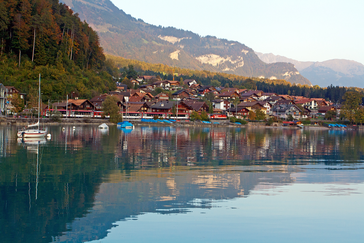 
Eine De 110 der Zentralbahn mit einem RB (Interlaken - Luzern) am 30.9.2011 von Brienz weiter in Richtung Meiringen.
