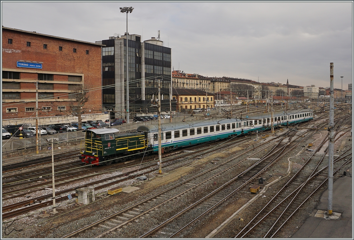 Eine FS D 245 rangiert in Torino PN eine Wagengruppe.
9. März 2016