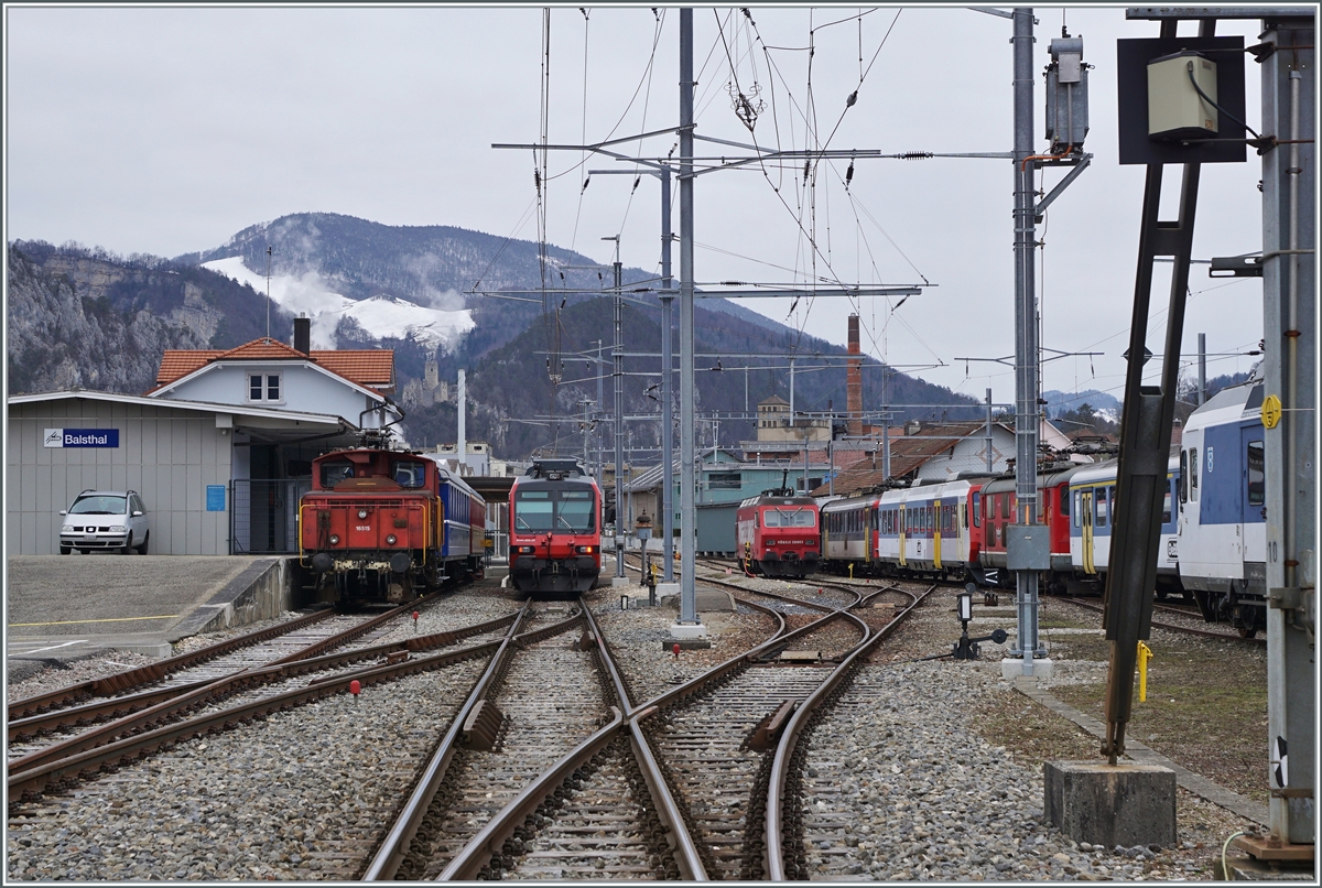 Eine ganze Reihe verschiedenster Fahrzeuge steht in OeBB Bahnhof von Balstal: Links die Ee 3/3 16515, ein SBB Domino der im Reisezugdienst nach Oensingen steht, die Re 456 094-2 (91 85 4 456 094-2 CH-DSF) und dann noch eine weitere illustere Menge an verschiedenen Fahrzeugen, die zum Teil nicht mehr im Einsatz stehen. 

21. M�rz 2021