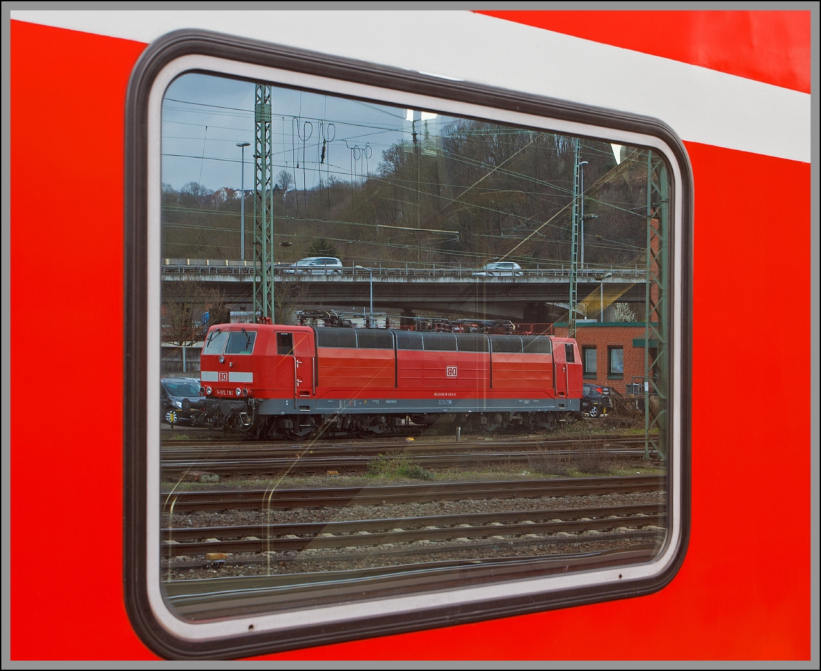 Eine gespiegelte 181.2....
Die 181 210-6 spiegelt sich am 13.04.2013 im Fenster eines DoSto-Wagens im Hbf Koblenz.
