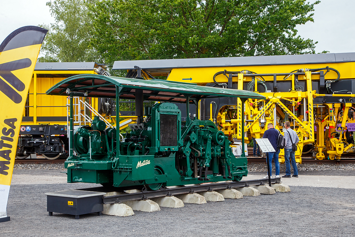 Eine historische Matisa Stopfmaschine, die 1te Standard Stopfmaschine auf dem Markt, ausgestellt auf der iaf 2022 in Münster (hier am 31.05.2022). Diese Stopfmaschine wurden zwischen 1945 und 1954, in den Spurweiten 900 mm bis 1.676 mm von Matisa als Standardmaschinen produziert. Diese in Normalspurausführung (1.435 mm) wurde von Matisa von 2021 bis 2022 restauriert. 

Es ist schon ein gewaltiger Unterschied, wenn man sie mit modernen Maschinen vergleicht. Aber diese Maschine leistete nun die Arbeit, die bis zu diesem Zeitpunkt durch sehr harte Arbeit von 20 bis 30 Männern mit Spitzhacken und Schaufeln geleistet wurde. Und durch die Maschine hatte sich die Verdichtungsqualität deutlich erhöht. 

TECHNISCHE DATEN:
Spurweite: 1.435 mm, Ausführung von 900 mm bis 1676 mm möglich
Achsanzahl: 2
Achsformel: A´1´
Länge: 4.600 mm
Breite: 2.600 mm
Höchstgeschwindigkeit: 40 km/h
Motorleistung: 80 PS
Motor: wasser- oder luftgekühlter Diesel- oder Petroleummotor
Arbeitsleistung: bis zu 200 m/h
