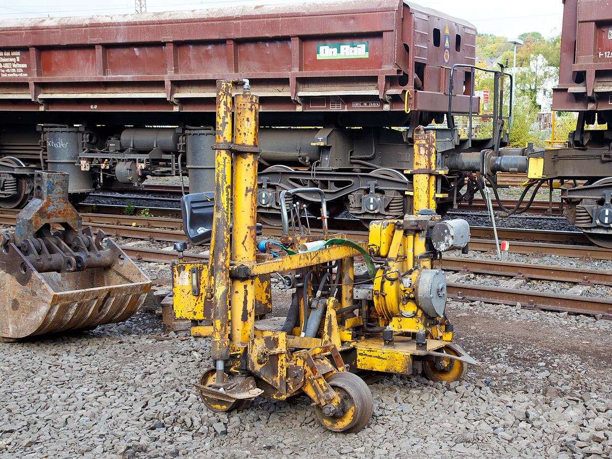 
Eine kleine Gleishebe- und -richtmaschine (Hersteller unbekannt) abgestellt am 15.10.2016 in Kreuztal. 

Die Maschine arbeitet Hydraulisch, die Hydraulikpumpe wird von  einem HATZ luftgekühltem Einzylinder-Viertakt-Dieselmotor des Types E89FG (F = Flansch, G = Grauguß) angetrieben.

Motordaten:
Zylinderanzahl: 1
Bohrung /Hubweg: 90 /105 mm
Hubraum: 668 cm³
Gewicht: 122kg
Nennleistung:  9,5 kW (13 PS)
Nenndrehzahl:  2500 U/min

Dies ist ein Kleingerät, bei den Großmaschinen ist Heben und Richten der in einer Stopfmaschine integriert. 