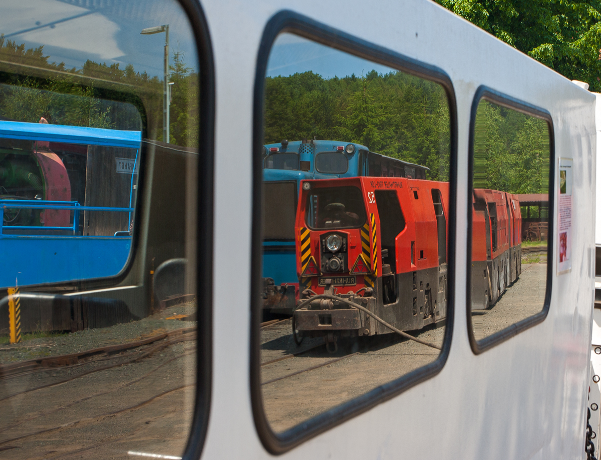 Eine kleine Spiel-/Spiegelei...
Die Ruhrthaler G160 Trio Grubenlokomotive Lok 49 der FGF (Feld- und Grubenbahnmuseum Fortuna, Solms spiegelt sich in den Scheiben eines Wagens, am 07.07.2013 beim Fahrtag der FGF in Solms-Oberbiel.