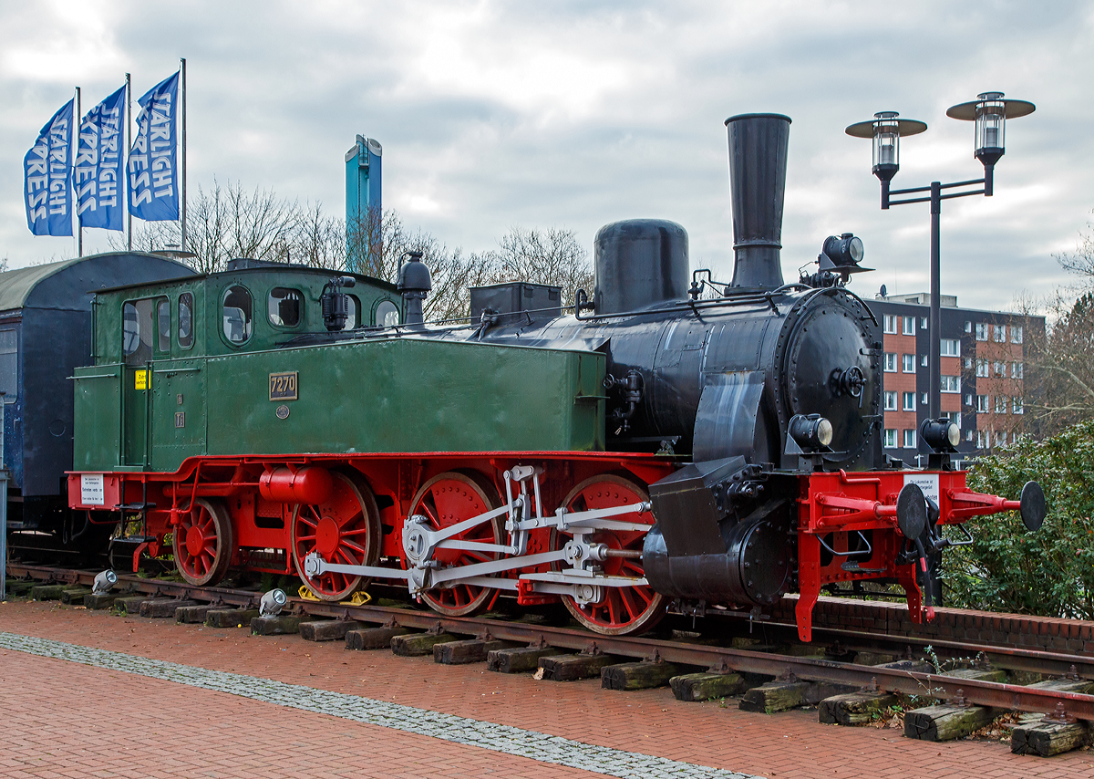 
Eine der letzten erhaltenen preu�ischen T 9.1....
Die Denkmal-Dampflok „7270 C�ln“ , ex DRG 90 009, ex KPEV „7270 C�ln“, ex KPEV „1833 C�ln“ am 25.12.2018 vor dem Starlight Express Theater in Bochum. 

Die preu�ische T 9.1 wurde 1893 von A. Borsig in Berlin-Tegel unter der Fabriknummer 4431gebaut und als 1833 C�ln an die K�niglich Preu�ische Staatseisenbahnen (K.P.St.E.) geliefert, 1906 erfolgte eine Umzeichnung in Preu�ische Staatsbahn (P.St.B.) T9 C�ln 7270.  Zum 1. April 1920 gingen die L�nderbahnen in den Deutschen Reichseisenbahnen auf, so erfolgte die Umzeichnung in DRG 90 009. Im Jahr 1925 wurde sie ausgemustert und an Pfeifer & Langen als Werkslok f�r die Zuckerfabrik Euskirchen verkauft. Dort blieb sie bis 1968 und ging dann die Deutsche Gesellschaft f�r Eisenbahngeschichte e.V. (DGEG) und war bis 1973 in Erndtebr�ck abgestellt und kam dann nach Bochum-Dahlhausen. Nach der Restaurierung 2015 bei Interlok in (Piła in Polen) wurde sie vor der Starlighthalle in Bochum aufgestellt.

Nur eine weitere T 9.1 ist erhalten geblieben diese steht im S�ddeutschen Eisenbahnmuseum Heilbronn als C�ln 1857, ex DRG 90 042,  ex 7294 C�ln.

Die vereinzelt in preu�ischen Regionen beschafften C 1-Lokomotiven, haupts�chlich die Bauarten Elberfeld und Langenschwalbach, waren zun�chst speziell f�r besondere Einsatzstrecken entstanden. Als es Anfang der 1890er Jahre zu einer Steigerung des G�terverkehrs kam, sah sich auch die Preu�ische Staatsbahn zur Entwicklung einer 3/4 gekuppelten Tenderlok gen�tigt. Im Abstand von wenigen Wochen kamen zum Jahreswechsel 1892/93 zu Vergleichszwecken von Borsig in Berlin eine C1´n2t und von Union in K�nigsberg eine 1´Cn2t zur Auslieferung. Sp�ter unterschied man sie in die Gattungen T 9.1 und T 9.2. Die Loks wurden aus praxisnaher Sicht gerade wegen Zuverl�ssigkeit und Laufruhe gelobt. Nicht umsonst wurde die Bauart in die Normalien aufgenommen und weiterbeschafft. F�r die T 9.1 galt das Musterblatt III-4f.

Bis zum Jahre 1901 nahm die K�niglich Preu�ische Eisenbahn-Verwaltung (KPEV) insgesamt 420 Lokomotiven dieser Bauart in Betrieb. Neben Borsig beteiligten sich auch die Lokfabriken Grafenstaden, Hanomag, Henschel, Hohenzollern, Schichau und Union am Bau der T 9.1, die in allen zwanzig Direktionen der KPEV zum Einsatz kamen. Weitere f�nfzehn bauartgleiche Loks gingen an deutsche Privatbahnen und auch die Schantungbahn im deutschen Pachtgebiet Kiautschou in China erhielt sechs Loks zugeteilt. Bis zum ersten Weltkrieg blieb der Bestand weitgehend unver�ndert. 

TECHNISCHE DATEN:
Gebaute Anzahl: 426
Hersteller:  Borsig, Grafenstaden, Hanomag, Henschel, Hohenzollern, Schichau, Union-Gie�erei
Baujahre:  1892–1901
Bauart:  C1' n2t
Gattung:  
Spurweite:  1.435 mm (Normalspur)
L�nge �ber Puffer:  11.320 mm
Dienstgewicht: 54,5 t
H�chstgeschwindigkeit:  60 km/h
Treibraddurchmesser:  1.350 mm
Laufraddurchmesser (hinten): 1.000 mm
Zylinderanzahl:  2
Zylinderdurchmesser:  430 mm
Kolbenhub: 630 mm
Kessel�berdruck: 12 bar
Leistung: 530 PS
Wasservorrat: 5,8 m�
Kohlevorrat: 1,5 t
