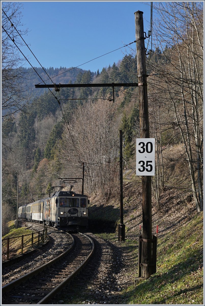 Eine MOB GDe 4/4 fährt mit ihrem MOB Belle Epoque durch den Wald kurz vor Les Avants, ein kurzer Streckenabschnitt, der noch mit den alten Holzmasten ausgerüstet ist.
28. Dez. 2016
