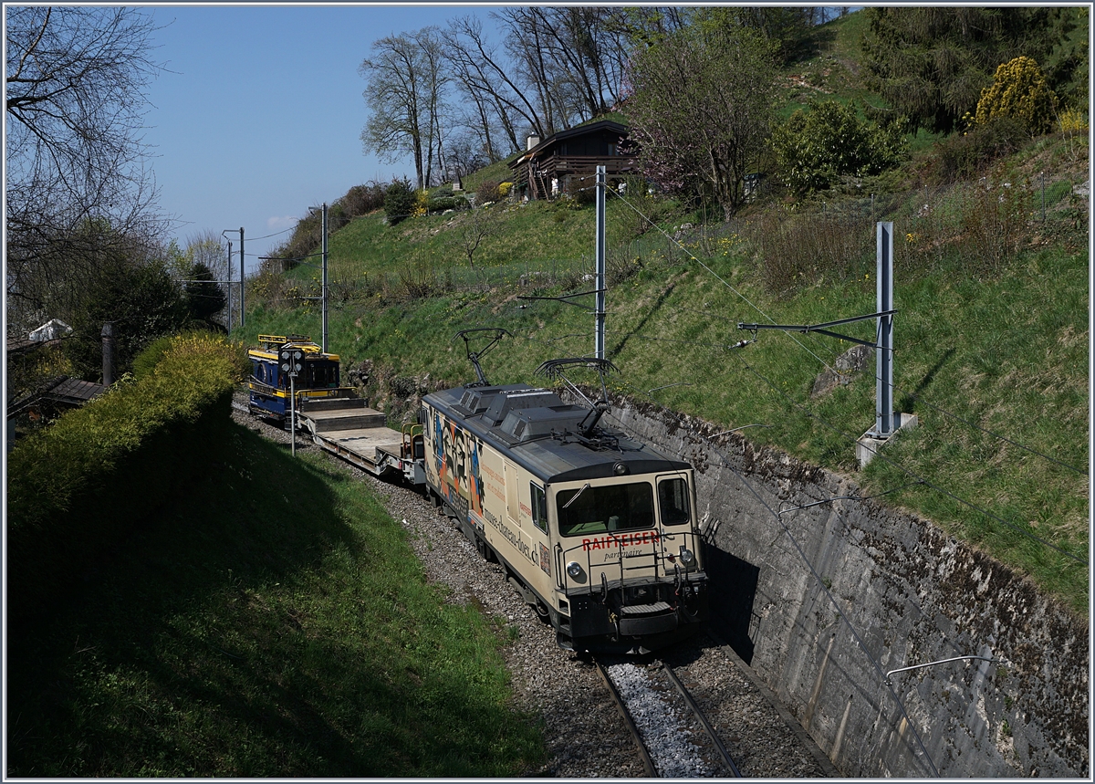 Eine MOB GDe 4/4 schiebt einen Arbeitszug oberhalb von Sozier bergwärts.
3. April 2017