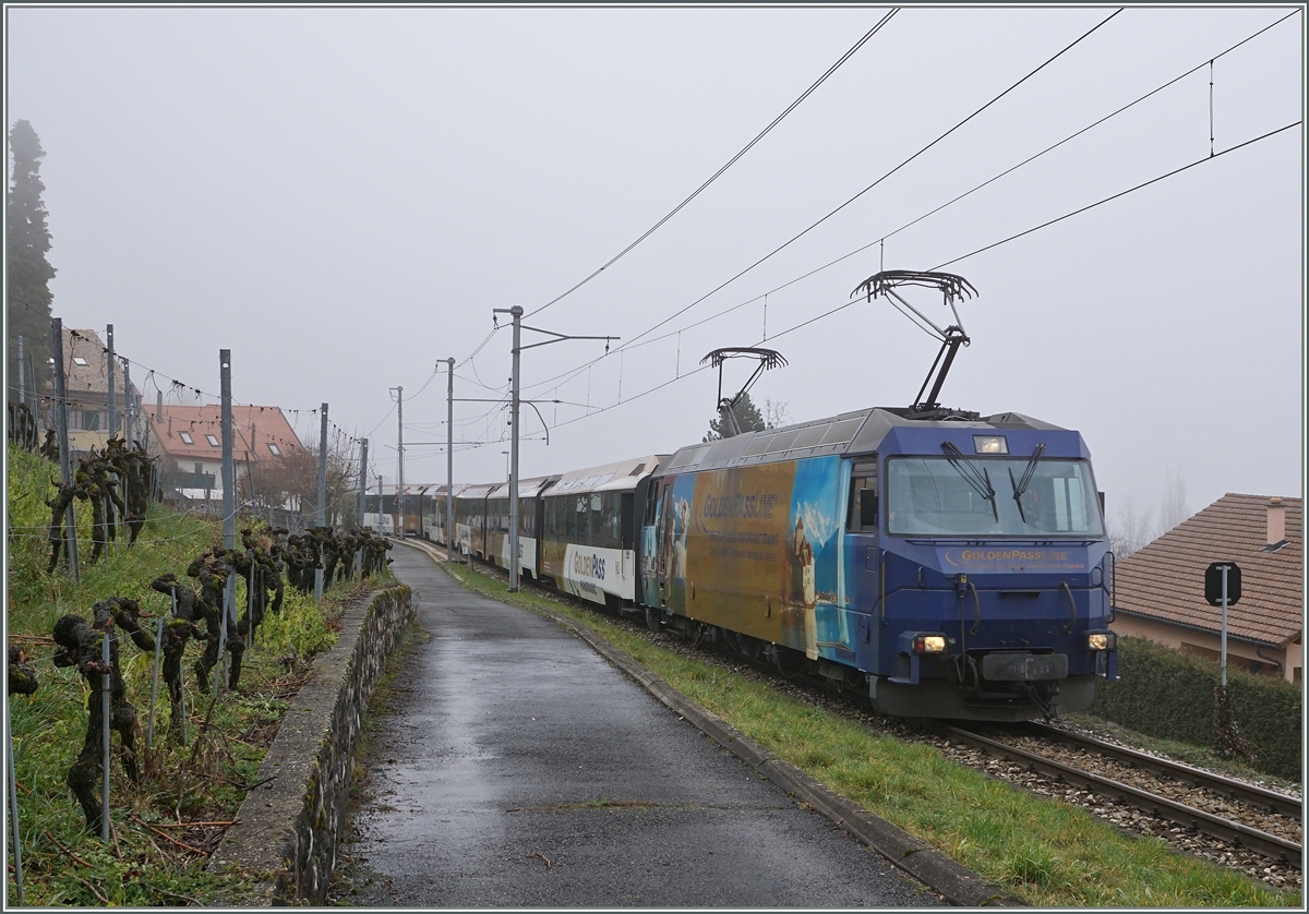 Eine MOB Ge 4/4 zieht ihren GoldenPass Panoramic 2124 nach Zweisimmen durch die neblige Landschaft bei Planchamp oberhalb von Montreux.
5. Feb. 2016