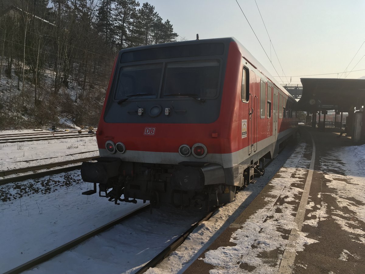Eine N - Wagen Garnitur mit einem Wittenberger Kopf und 143 827 als Schublok erreicht als Rb aus Ulm am 23.01.17 Geislingen an der Steige.

Oft wird man hier solche Bilder auch nicht mehr machen können da die Rb auf dieser Strecke eigentlich ausschließlich mit Doppelstockwagen bedient wird und die N -Wagen nur noch vereinzelt oder als Ersatzgarnituren zu sehen sind.

Umso schöner fand ich es noch eine Überraschende Fahrt mit ihnen von Ulm nach Geislingen verbringen zu dürfen.