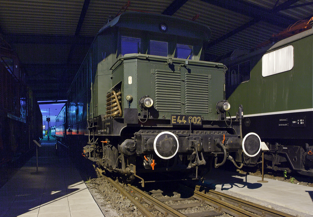 Eine nächtliche Aufnahme von E 44 002, ex DB 144 002-3 im DB Museum Koblenz-Lützel am 14.06.2014. 
Die Aufnahme wurde anlässlich einer öffentlichen Veranstaltung gemacht.

Die Elektrolokomotiven der Baureihe E 44 (ab 1968 Baureihe 144 bei der DB bzw. ab 1970 Baureihe 244 bei der DR) wurden ab 1933 von der Deutschen Reichsbahn-Gesellschaft (DRG) in Dienst gestellt, nachdem bereits ab 1930 eine Vorserienlok (E 44 001) bei der DRG erprobt wurde, war dieses die erste Serienlokomotive der BR E 44. Die Lok wurden 1933 gebaut: Der mechanische Teil von Henschel in Kassel unter der Fabriknummer 22132; Der elektrische Teil von SSW - Siemens-Schuckert-Werke GmbH in Berlin unter der Fabriknummer 2805. Bis 1968 wurde sie als DR bzw. DB E 44 002 bezeichnet, ab 1968 als DB 144 002-3 bis sie 1981 ausgemustert wurde. Heute ist das DB Museum, Standort Koblenz der Eigentümer der Lok. 

Technische Daten:
Spurweite: 1.435 mm
Achsanordnung:  Bo'Bo'
Länge über Puffer:  15.290 m
Drehzapfenabstand: 6.300 mm
Achsabstand im Drehgestell: 3.500 mm
Treibraddurchmesser:  1.250 mm
Höchstgeschwindigkeit:  90 km/h
Stundenleistung:  2.200 kW bei 76 km/h
Dauerleistung: 1.860 kW bei 86 km/h
Anfahrzugkraft:  196 kN
Stundenzugkraft: 104 kN
Dauerzugkraft: 78 kN
Dienstgewicht:  78,0 t
Achslast: 19,5 t
Stromsysteme:  15 kV 16 2/3 Hz, Oberleitung
Antrieb: Tatzlagerantrieb
Anzahl der Fahrstufen: 15
Transformator OFA: 1.450 kVA
