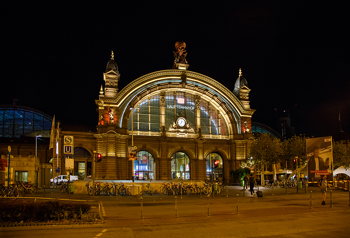 
Eine nächtlicher Blick auf das Hauptportal (Mittelstück) vom Hauptbahnhof Frankfurt am Main am 18.09.2018 (0:38 Uhr). Das Mittelstück im Neorenaissance Stil, ist noch aus dem Eröffnungsjahr von 1888. 