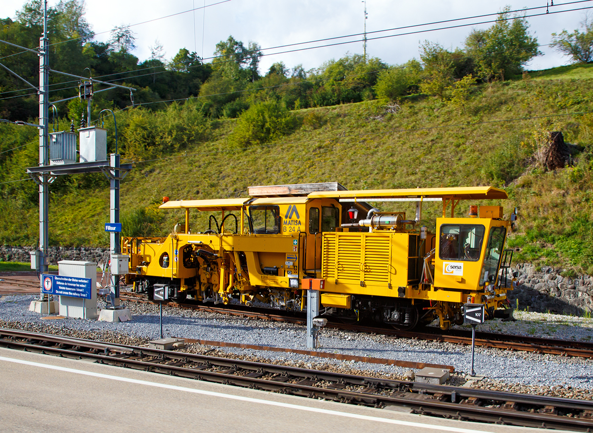 
Eine  Nivellier-Richt-Stopfmaschine vom Typ MATISA B 24 A der Sersa Group abgestellt am 12.09.2017 im Bahnhof Filisur.

FAHRZEUGDATEN:
Spurweite: 1.000 mm
Gewicht: 35 t
Länge über Puffer: 14.80 m
Drehzapfenabstand: 8.70 m
Achsabstand im Drehgestell: 1.60 m
Min. Kurvenradius: 45 m
Höchstgeschwindigkeit: 60 km/h (eigen und geschleppt)