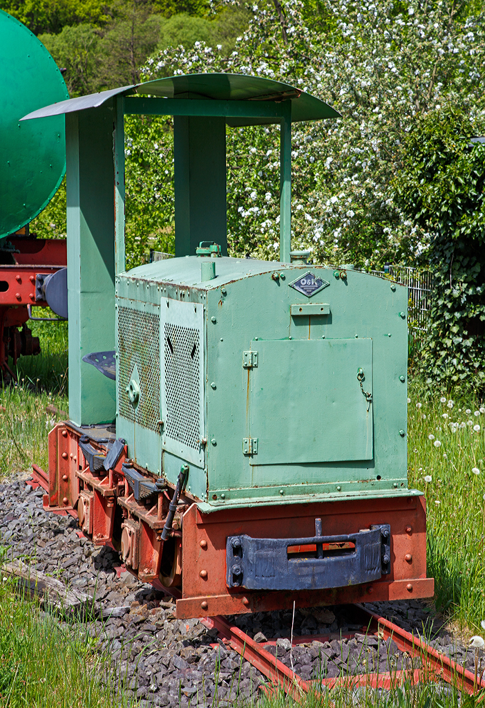 
Eine O&K LD 2 Feldbahnlok am 14.05.2015 in Niederfischbach (nähe Bürgerpark).

Die Lok vom Typ LD 2 wurde 1939 von Orenstein & Koppel AG in Nordhausen, Abteilung Montania, unter der Fabriknummer 9788 gebaut. 

Technische Daten:
Spurweite: 600 mm
Achsfolge: B
Motor:  Einzylinder-Viertakt-Dieselmotor, liegend
Leistung:  20 PS (15 kW) bei 700 U/min
Getriebe:  Zweigang-Scheibenkupplungsgetriebe
Kraftübertragung: mechanisch
max. Geschwindigkeit  ca. 10 km/h
Gewicht:  4,8 
