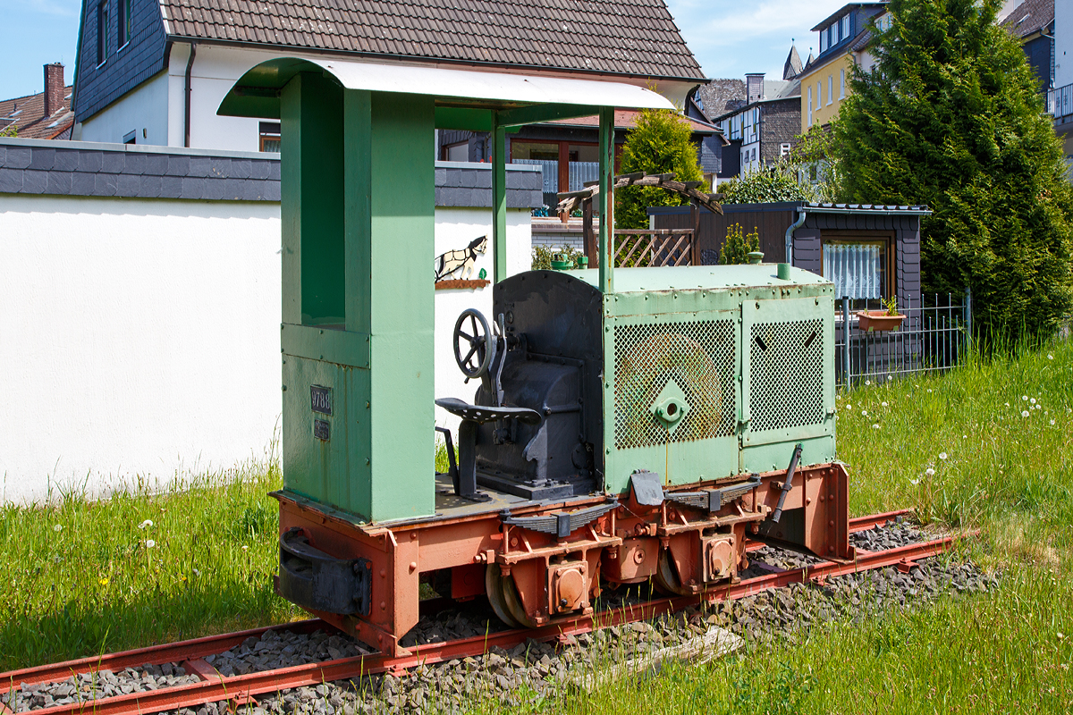 
Eine O&K  LD 2 Feldbahnlok am 14.05.2015 in Niederfischbach (nähe Bürgerpark).

Die Lok vom Typ LD 2 wurde 1939 von Orenstein & Koppel AG in Nordhausen, Abteilung Montania, unter der Fabriknummer 9788 gebaut. 

Technische Daten:
Spurweite: 600 mm
Achsfolge: B
Motor:  Einzylinder-Viertakt-Dieselmotor, liegend
Leistung:  20 PS (15 kW) bei 700 U/min
Getriebe:  Zweigang-Scheibenkupplungsgetriebe
Kraftübertragung: mechanisch
max. Geschwindigkeit  ca. 10 km/h
Gewicht:  4,8 