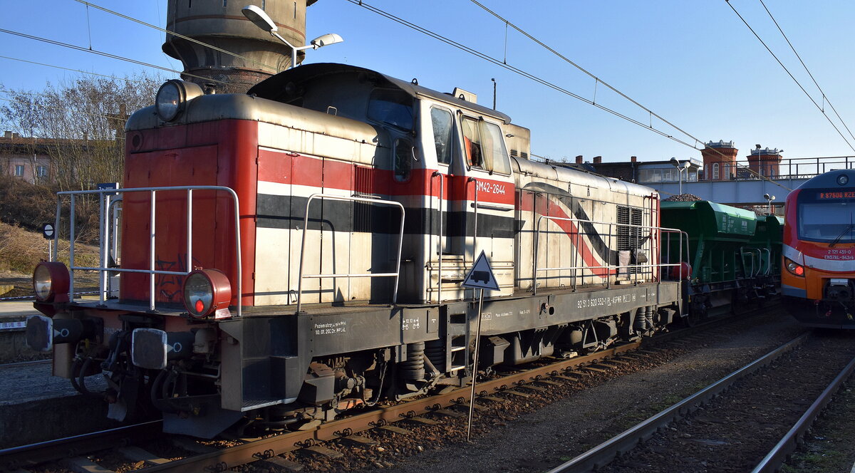 Eine polnische Mietlok der ASPEKT PRZEDSIEBIORSTWO HANDLOWO-USŁUGOWE, die  SM42-2644  (NVR:  92 51 3 620 552-1 PL-ASPWR ) mit Schotterzug am 18.03.26 Durchfahrt Bahnhof Kostrzyn nad Odrą (Polen).
