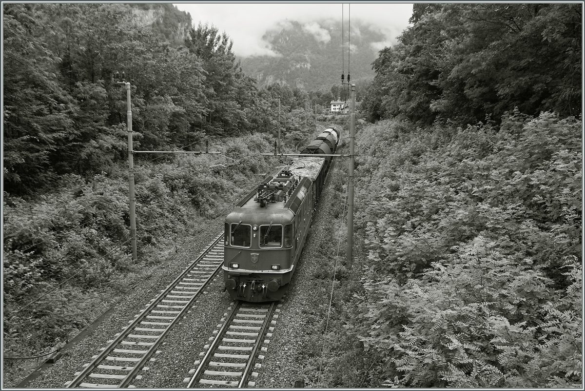 Eine Re 4/4 II fährt mit einem kurzen Güterzug kurz vor Varzo bergwärts. 
2. Juli 2014