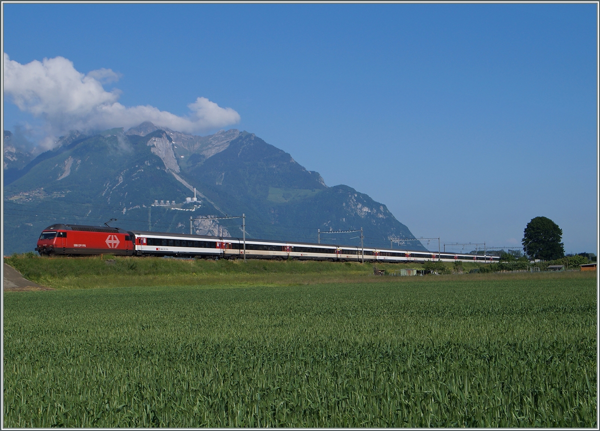 Eine Re 460 erreicht mit dem IR 1709 von Genève Aéroport nach Brig in Kürze Aigle.
27. Mai 2015