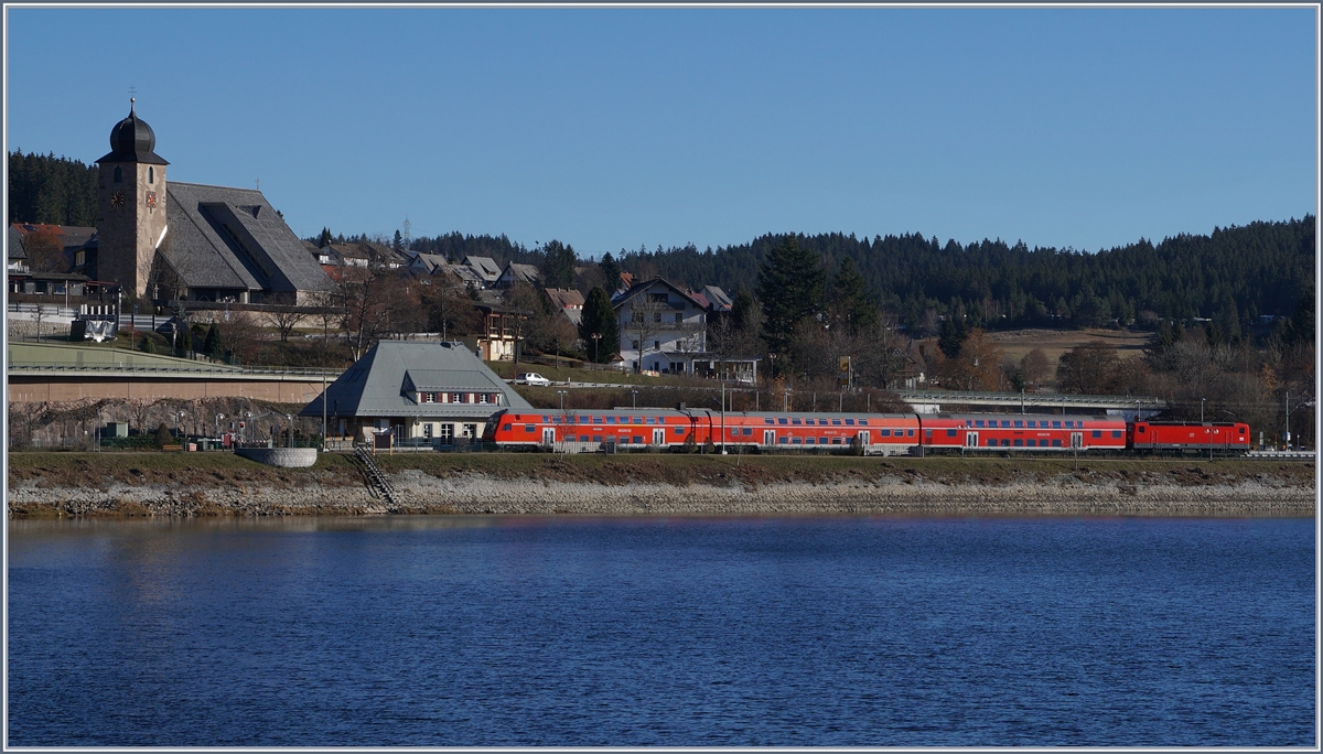 Eine Regionalbahn von Seebrugg nach Freiburg mit der schiebenden 143 332-5 erreicht den Halt Schluchsee.
29. Nov. 2017 