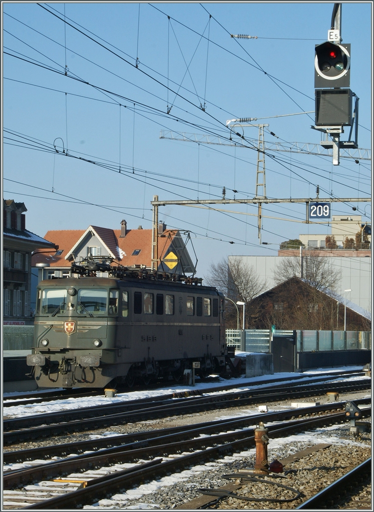 Eine SBB Ae 6/6 wartet in Thun auf den nächsten Einsatz. 
29. Dez. 2008
