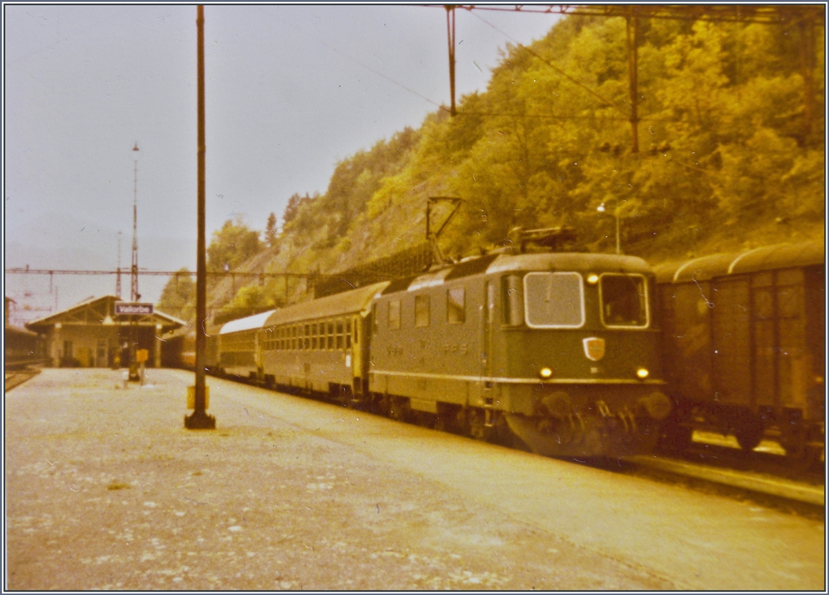 Eine SBB Re 4/4 II hat in Vallorbe den internationalen Schnellzug Lutetia von Paris nach Milano übernommen.

2. Oktober 1982